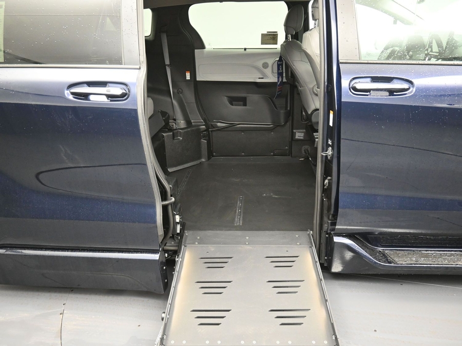 New 2025 Toyota Sienna Hybrid XLE Plus - BraunAbility Side Entry Entry Fold Out Automatic Ramp
