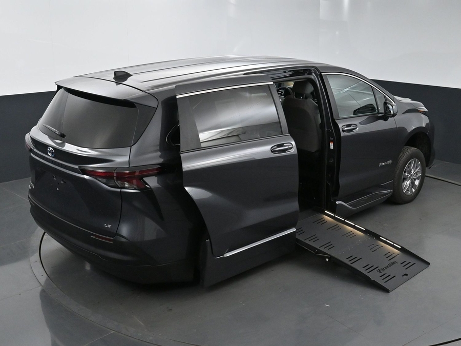 New 2025 Toyota Sienna Hybrid LE - BraunAbility Side Entry Entry Fold Out Automatic Ramp