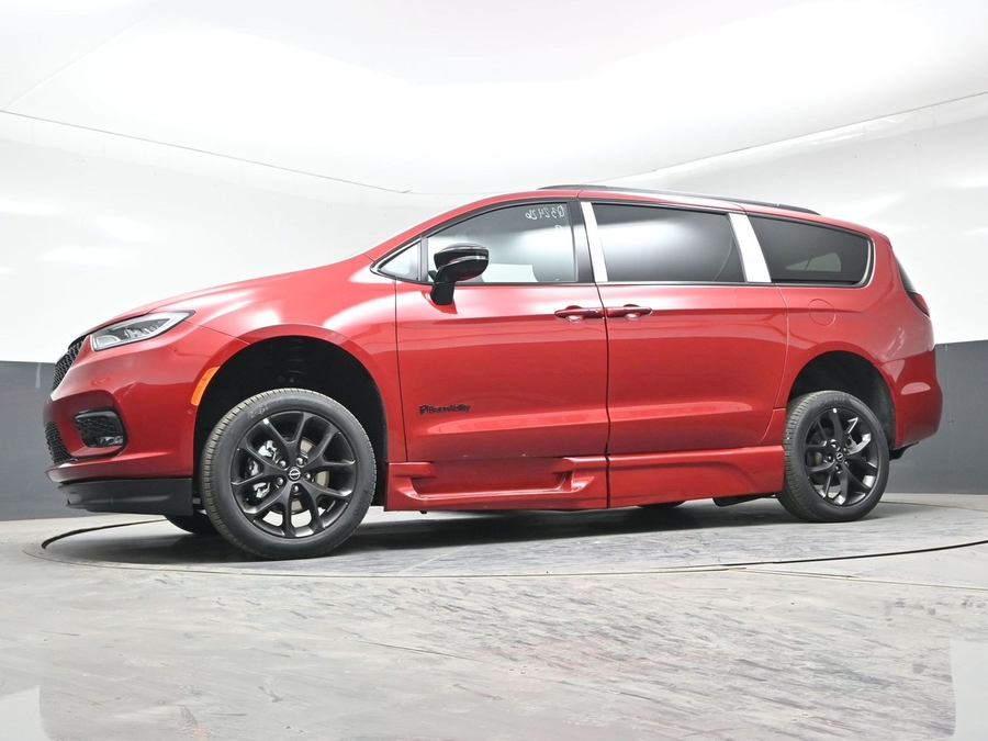 New 2026 Chrysler Pacifica Select Sport - BraunAbility Side Entry In Floor Automatic Ramp