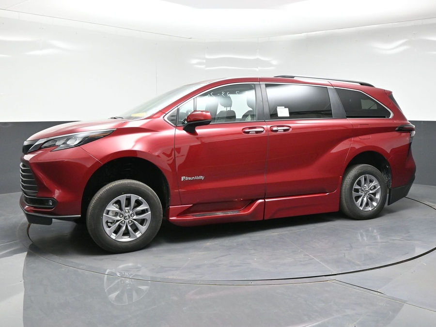 Red Toyota Sienna image number 2