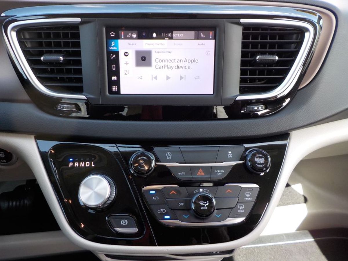 Grey Chrysler Voyager image number 10