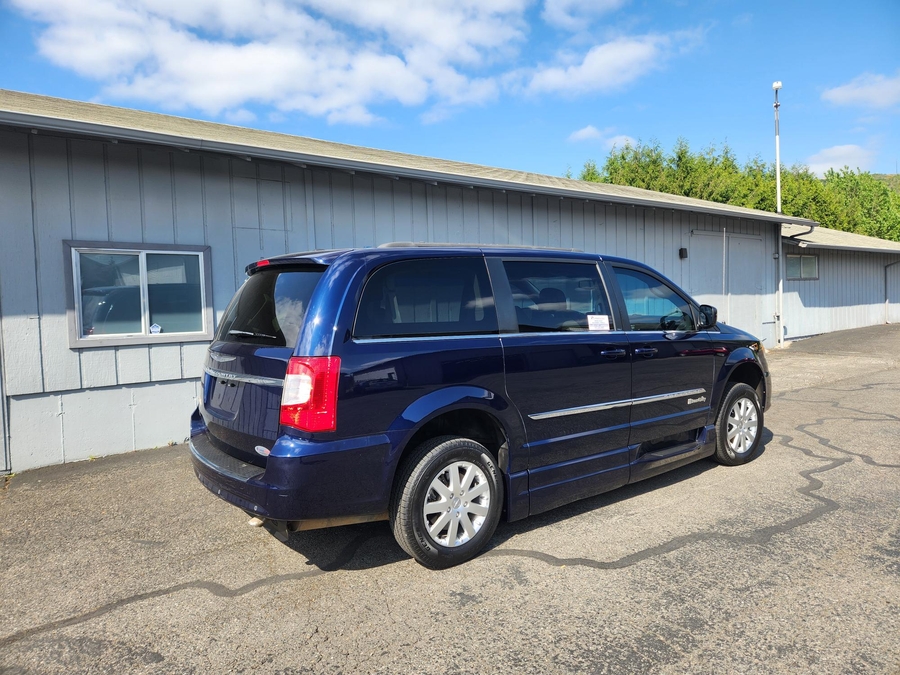 Used 2013 Chrysler Town and Country Touring - BraunAbility Side Entry Entry Fold Out Automatic Ramp
