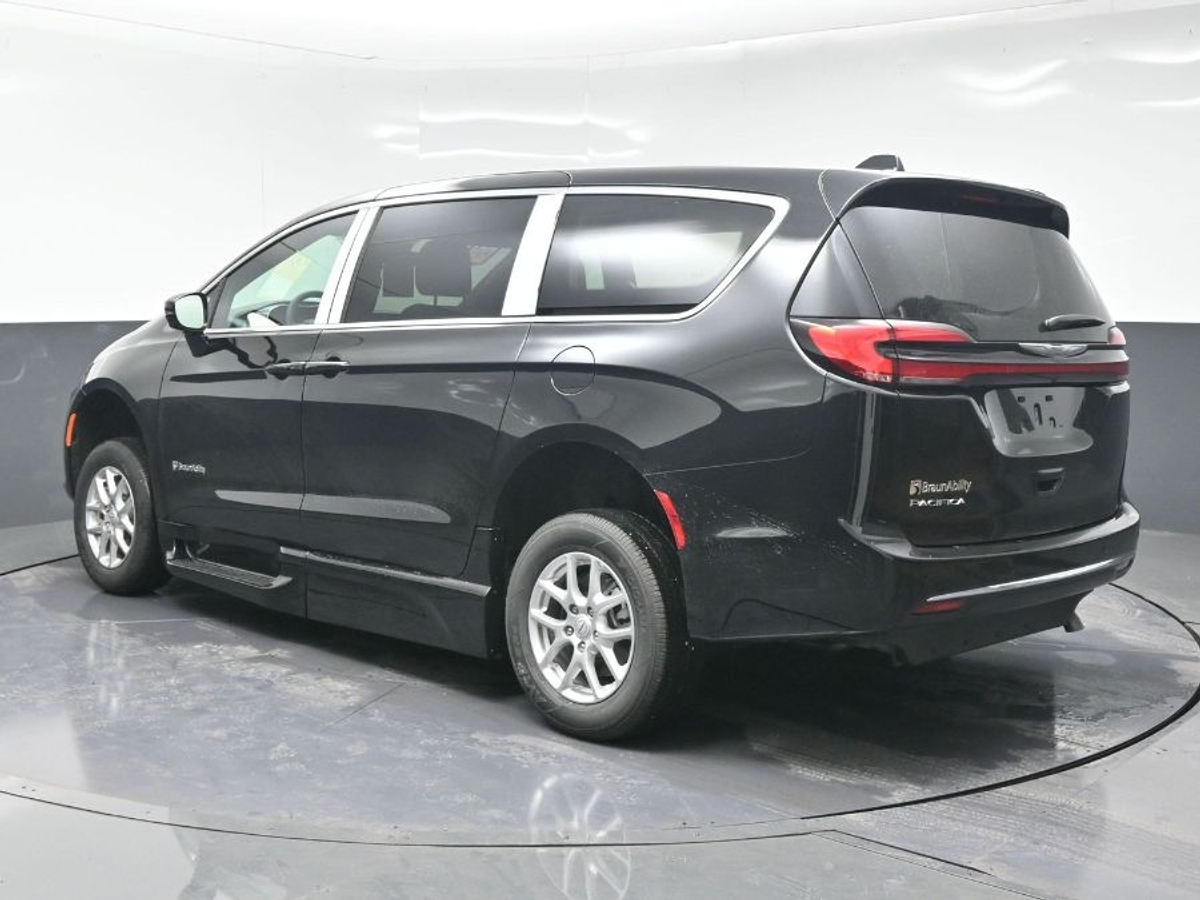 Black Chrysler Pacifica image number 2