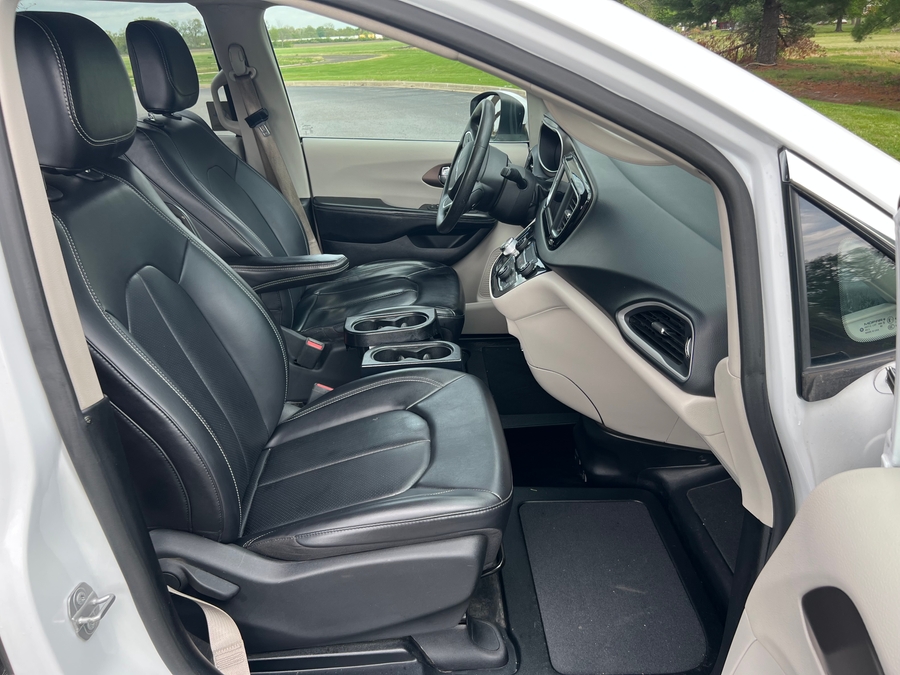 Used 2021 Chrysler Voyager LXi - BraunAbility Commercial Side Entry Entry Fold Out Manual Ramp