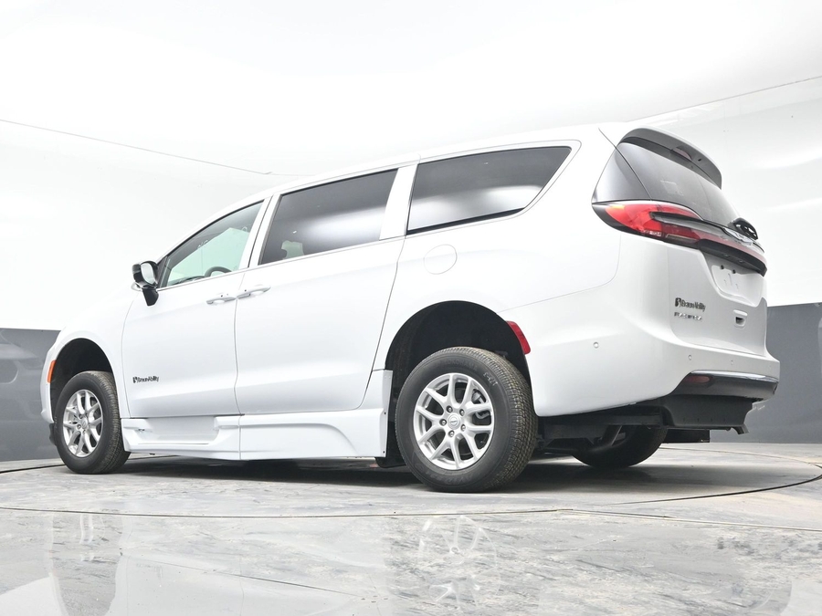 White Chrysler Pacifica image number 20
