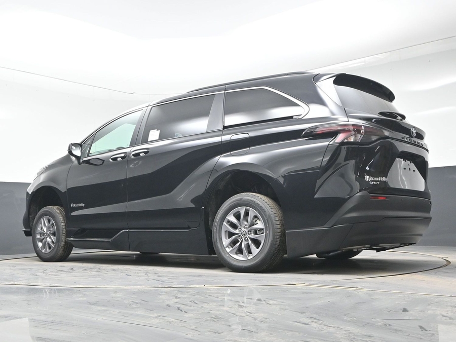 Black Toyota Sienna image number 20