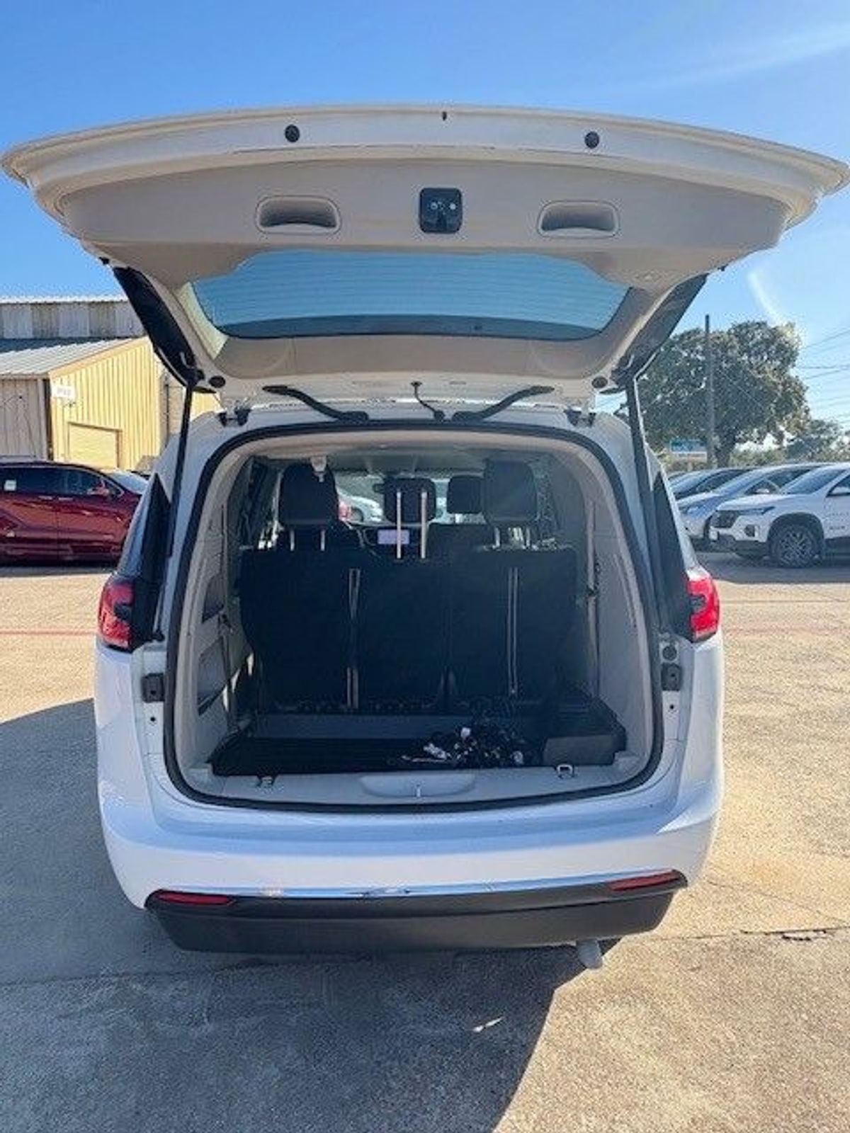 White Chrysler Pacifica image number 12