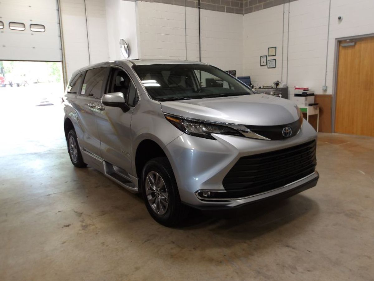 Silver Toyota Sienna image number 3