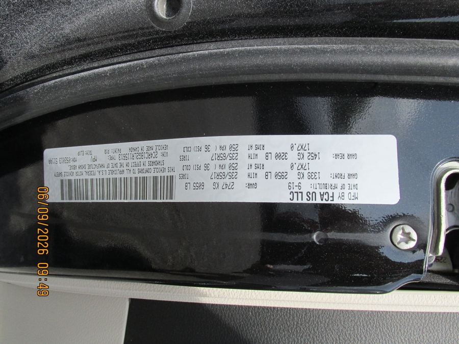 Black Chrysler Pacifica image number 12