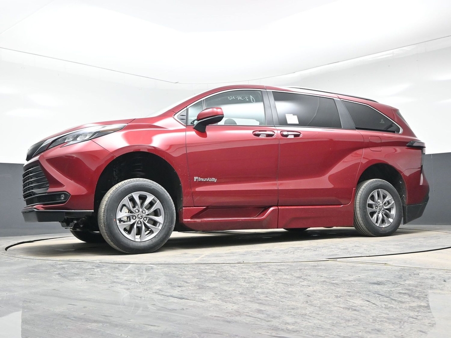 New 2026 Toyota Sienna Hybrid XLE Base - BraunAbility Side Entry Fold Out Automatic Ramp