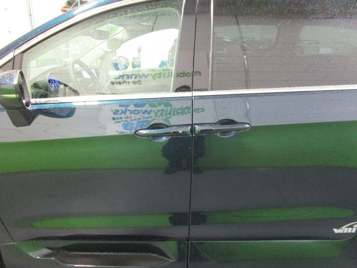 Blue Chrysler Pacifica image number 10