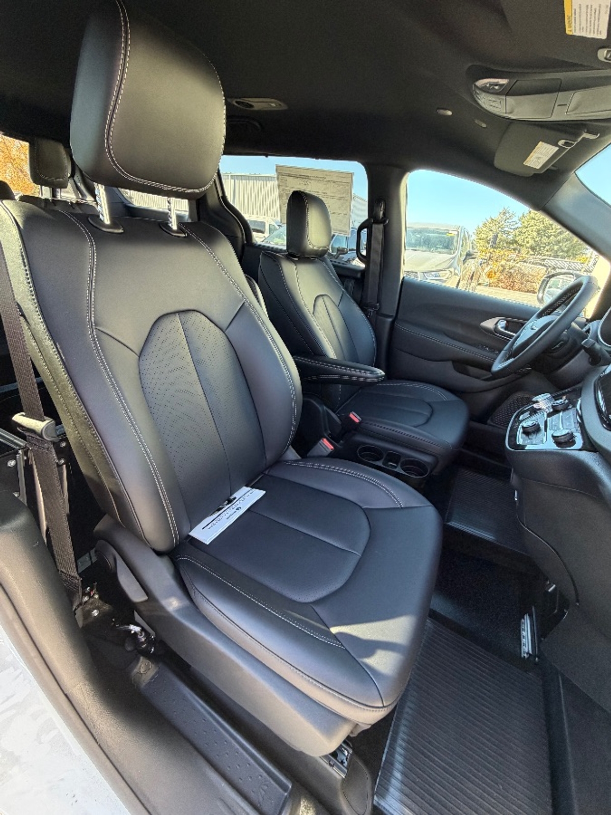 White Chrysler Voyager image number 20