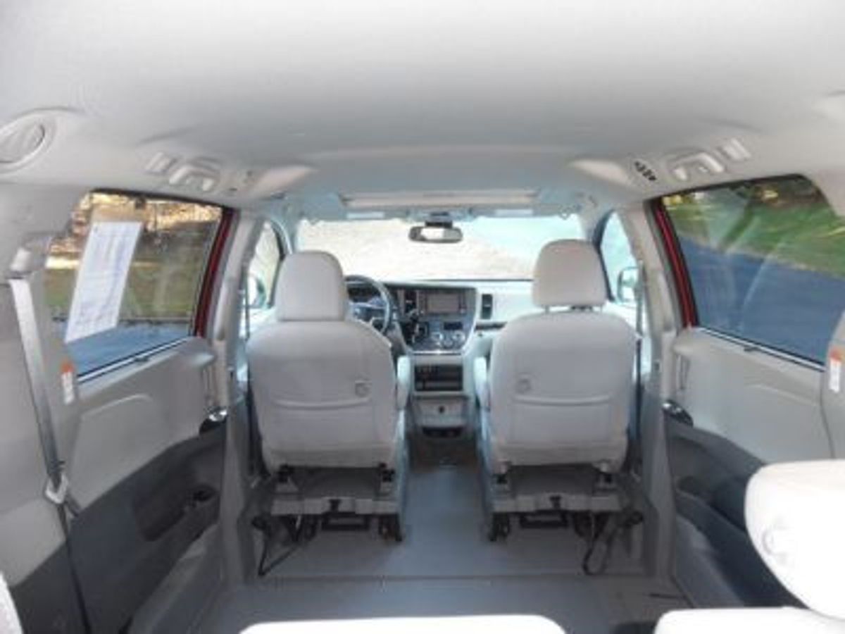 2019 TOYOTA SIENNA - Image 6