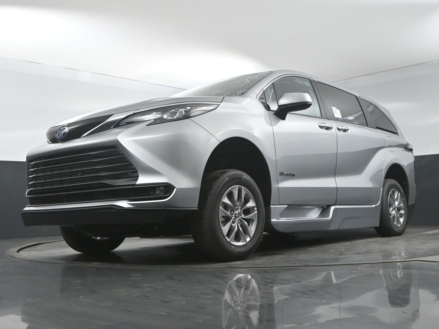 New 2025 Toyota Sienna Hybrid XLE Base - BraunAbility Side Entry Entry Fold Out Automatic Ramp