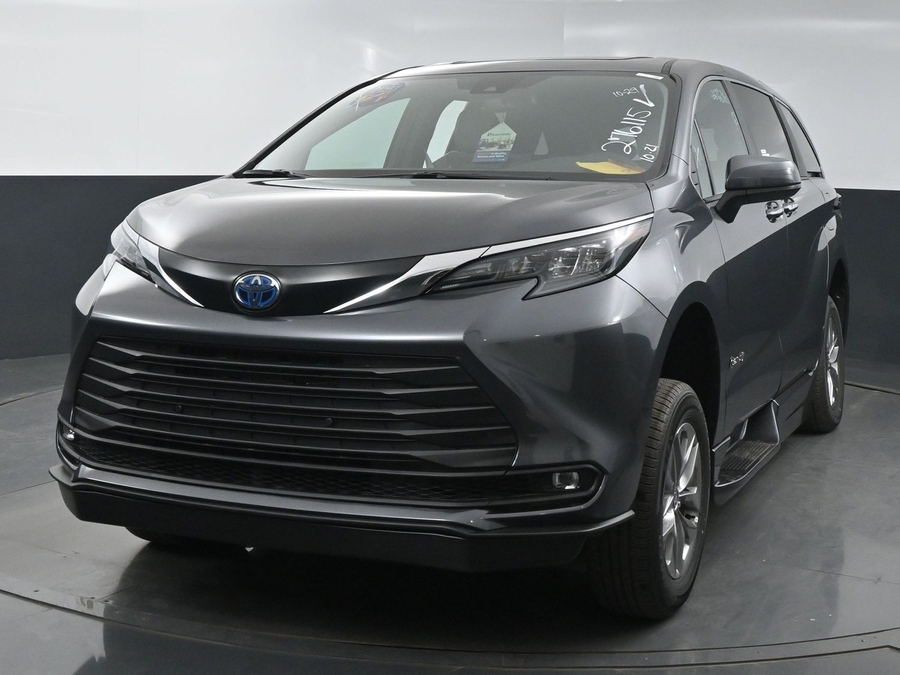 New 2025 Toyota Sienna Hybrid XLE Base - BraunAbility Side Entry Entry Fold Out Automatic Ramp