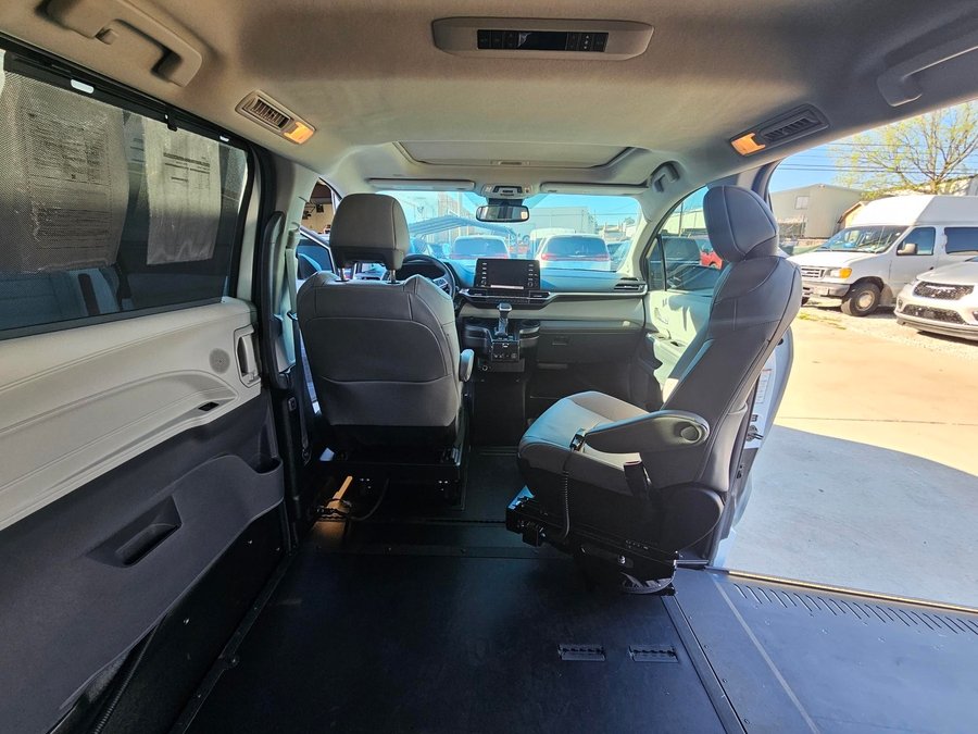 White Toyota Sienna image number 5