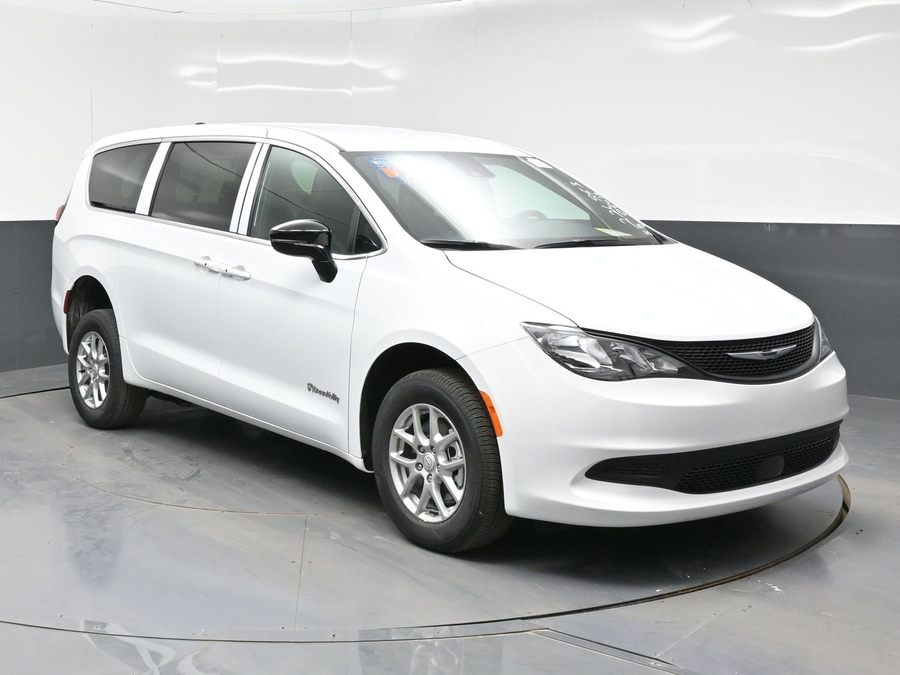 White Chrysler Voyager image number 23