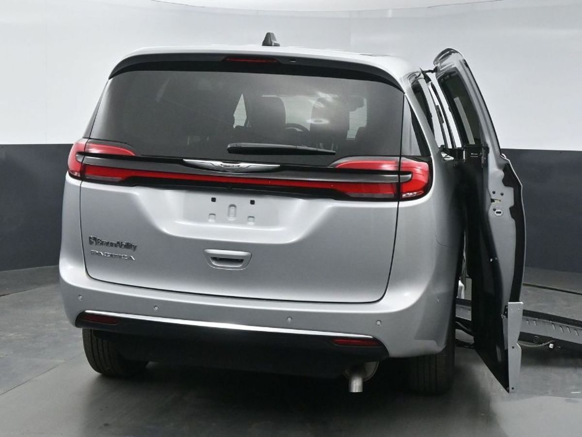 Silver Chrysler Pacifica image number 22