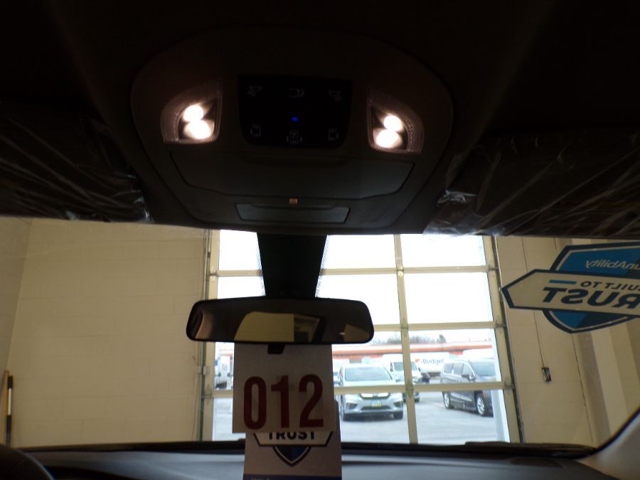 Black Chrysler Voyager image number 17