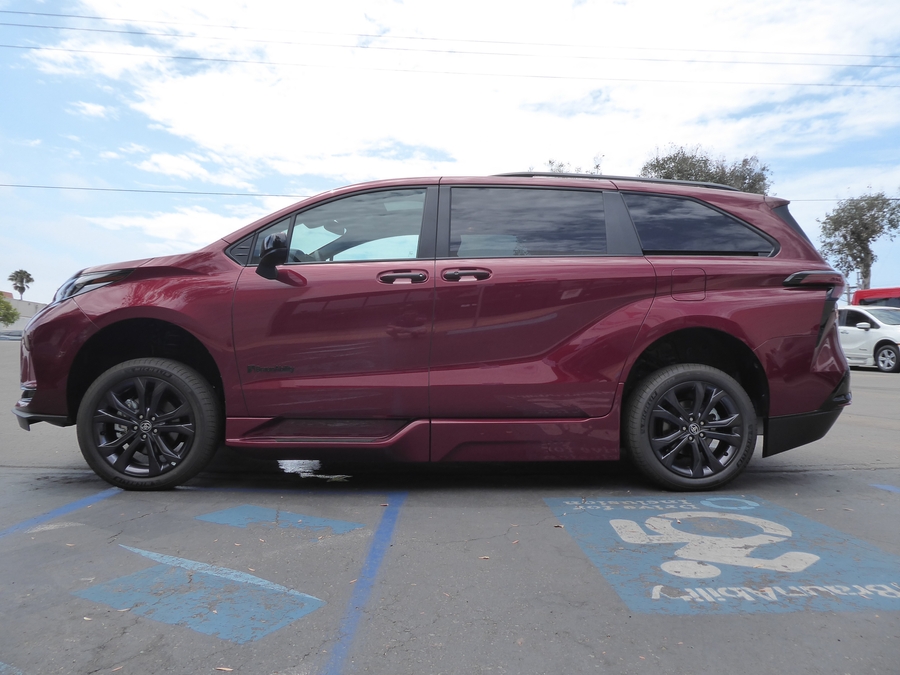 New 2026 Toyota Sienna Hybrid XSE Sport - BraunAbility Side Entry Fold Out Automatic Ramp