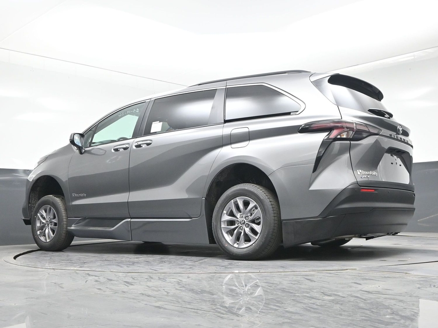 Grey Toyota Sienna image number 17