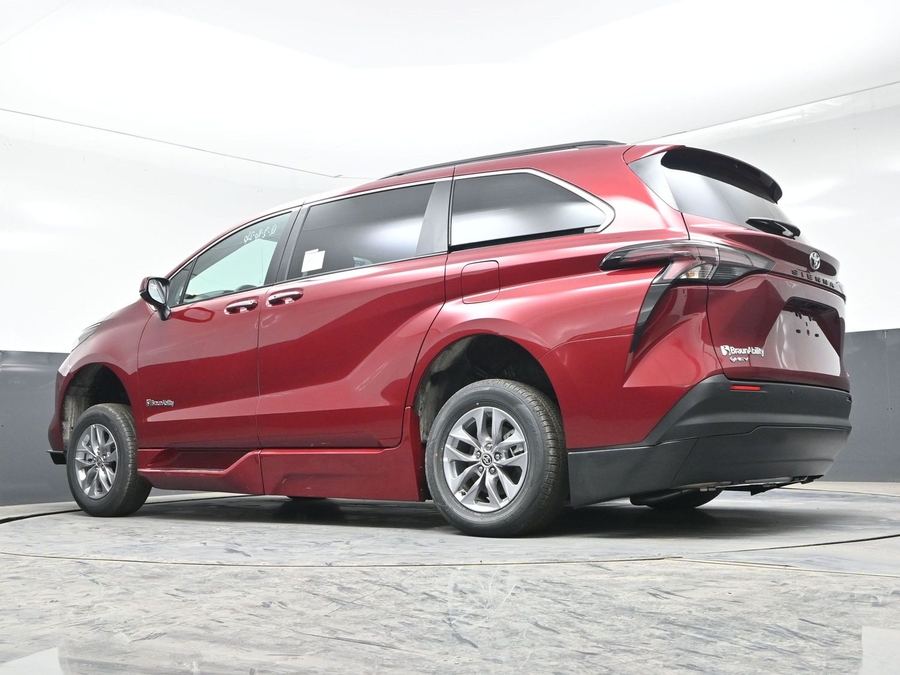 New 2026 Toyota Sienna Hybrid XLE Add - BraunAbility Side Entry Entry In Floor Automatic Ramp