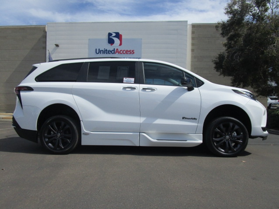 New 2025 Toyota Sienna Hybrid XSE Sport - BraunAbility Side Entry Entry Fold Out Automatic Ramp