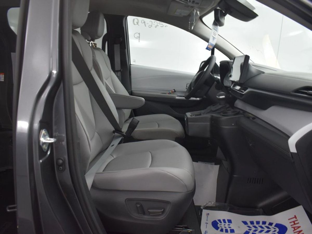 Grey Toyota Sienna image number 8