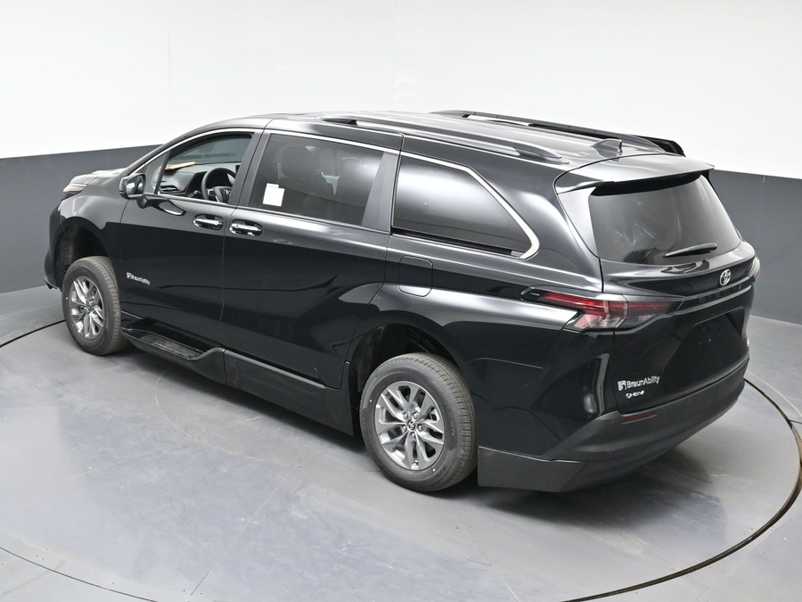 Black Toyota Sienna image number 19