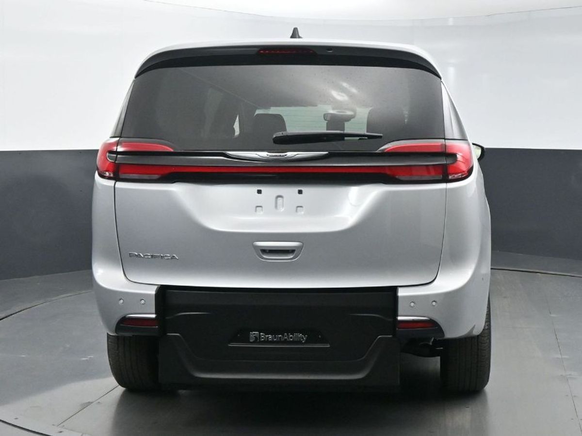 Silver Chrysler Pacifica image number 19