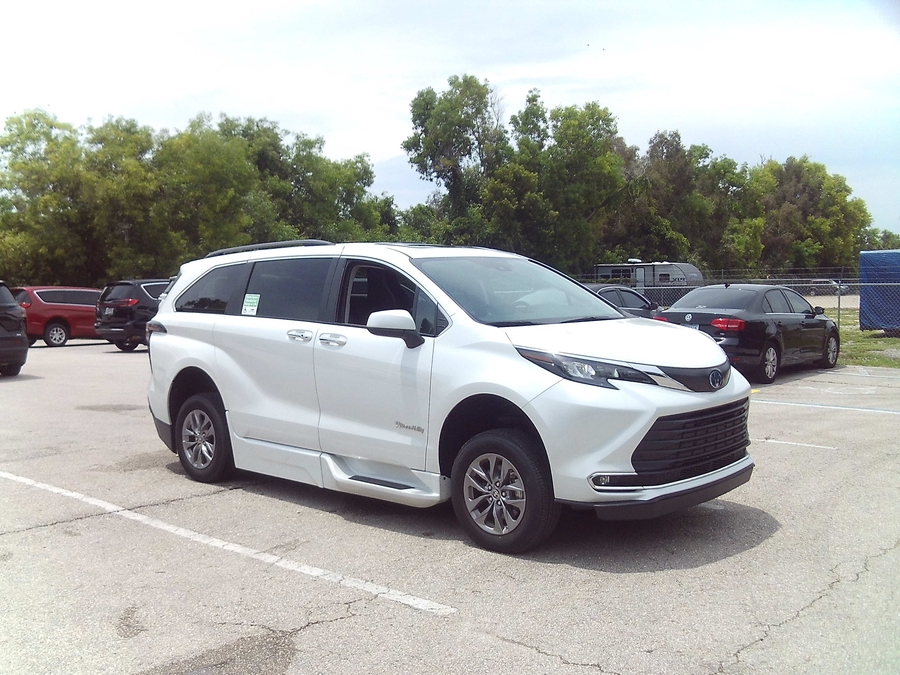 White Toyota Sienna image number 6