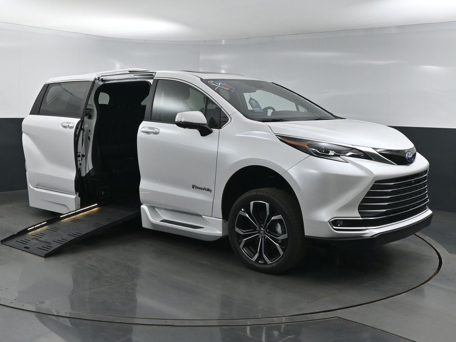 New 2025 Toyota Sienna Hybrid Platinum - BraunAbility Side Entry Entry Fold Out Automatic Ramp