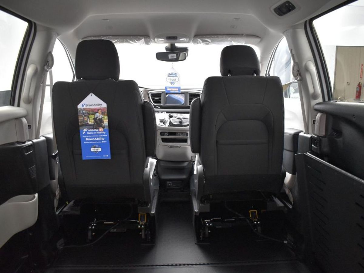 White Chrysler Voyager image number 7