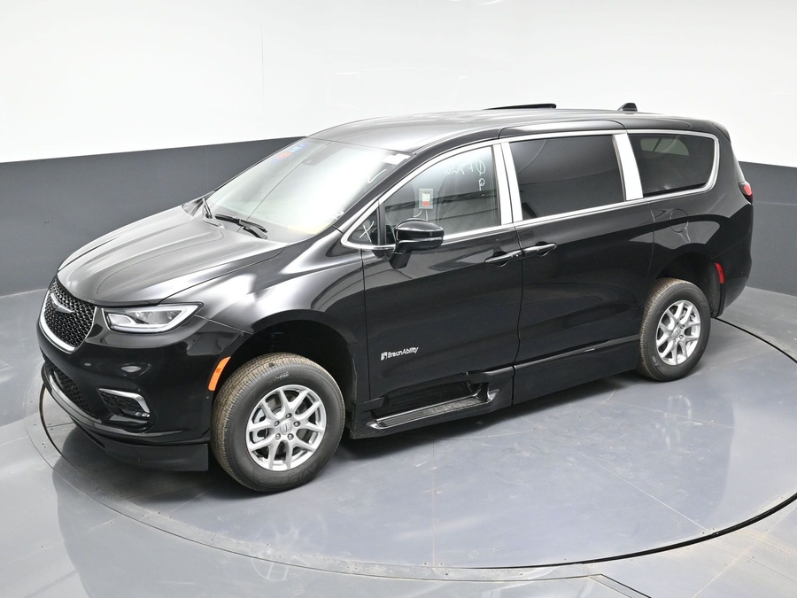 Black Chrysler Pacifica image number 23