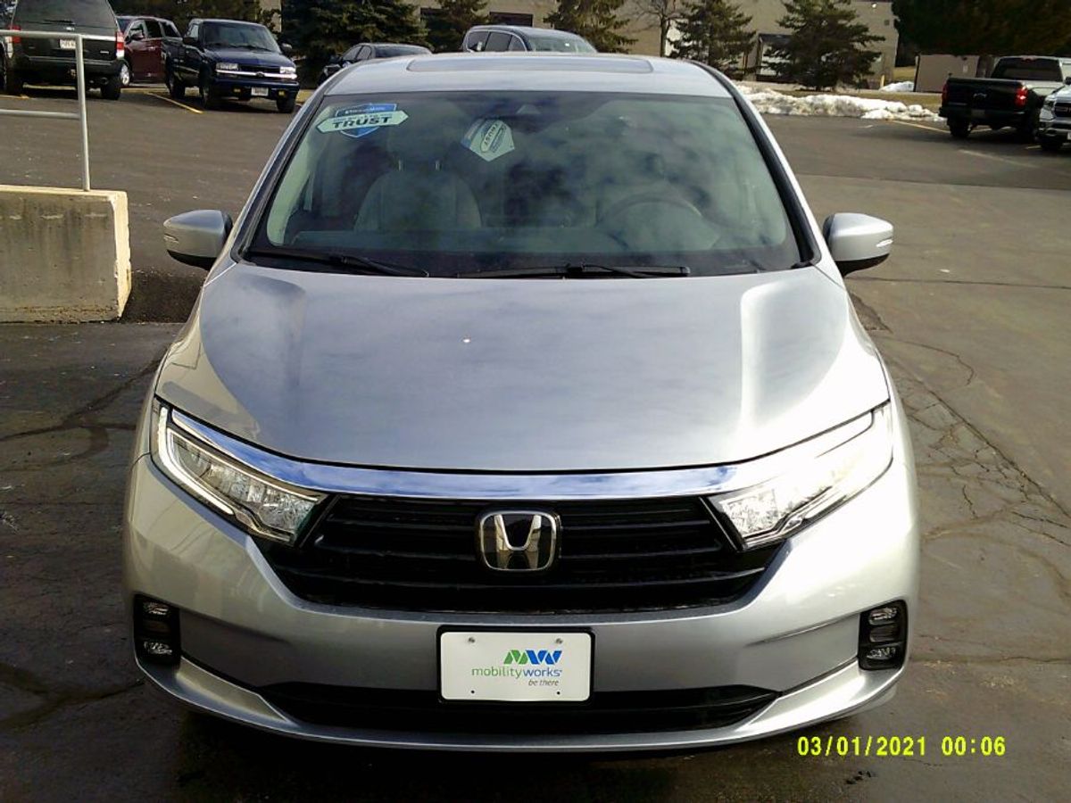 Silver Honda Odyssey image number 2