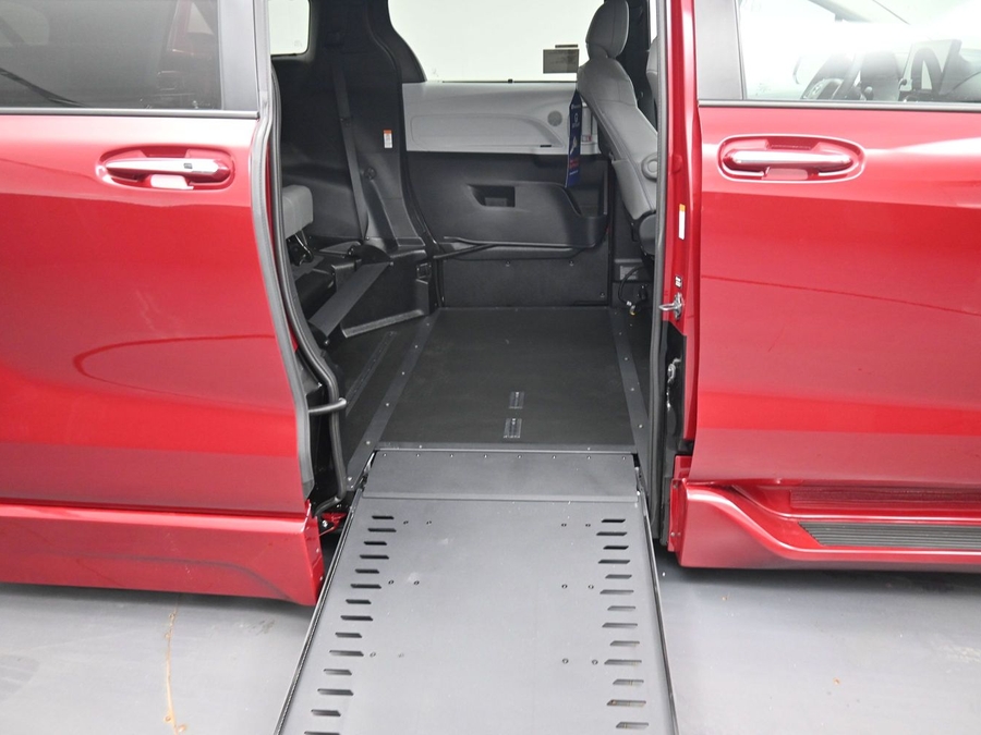 New 2026 Toyota Sienna Hybrid XLE Base - BraunAbility Side Entry In Floor Automatic Ramp