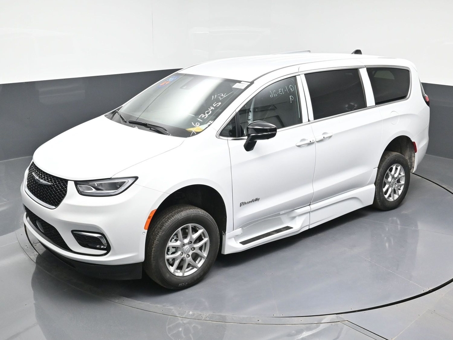 New 2025 Chrysler Pacifica Select Safety - BraunAbility Side Entry Entry Fold Out Automatic Ramp