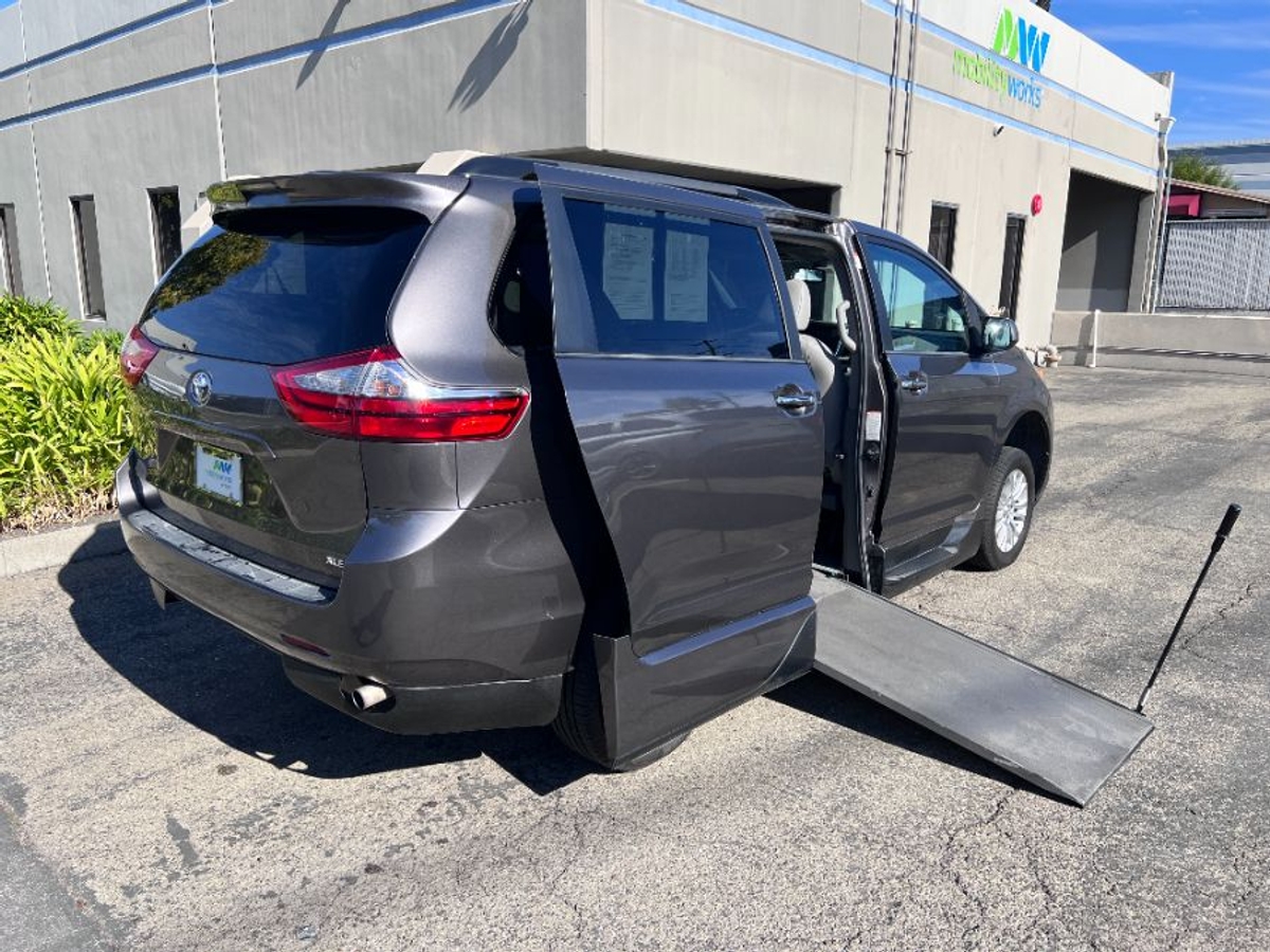 2015 TOYOTA SIENNA - Image 7