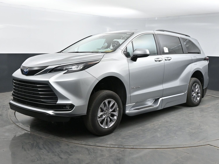 New 2025 Toyota Sienna Hybrid XLE Plus - BraunAbility Side Entry Entry In Floor Automatic Ramp