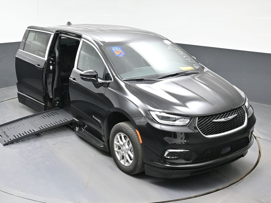 Black Chrysler Pacifica image number 16