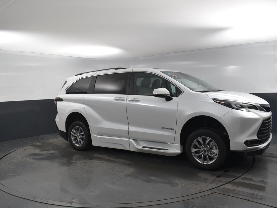 New 2025 Toyota Sienna Hybrid XLE Plus - BraunAbility Side Entry Entry Fold Out Automatic Ramp