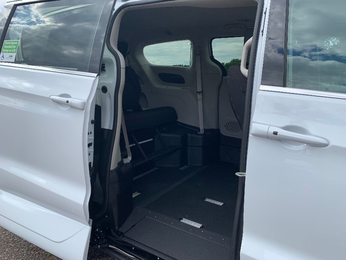 2024 CHRYSLER VOYAGER - Image 15