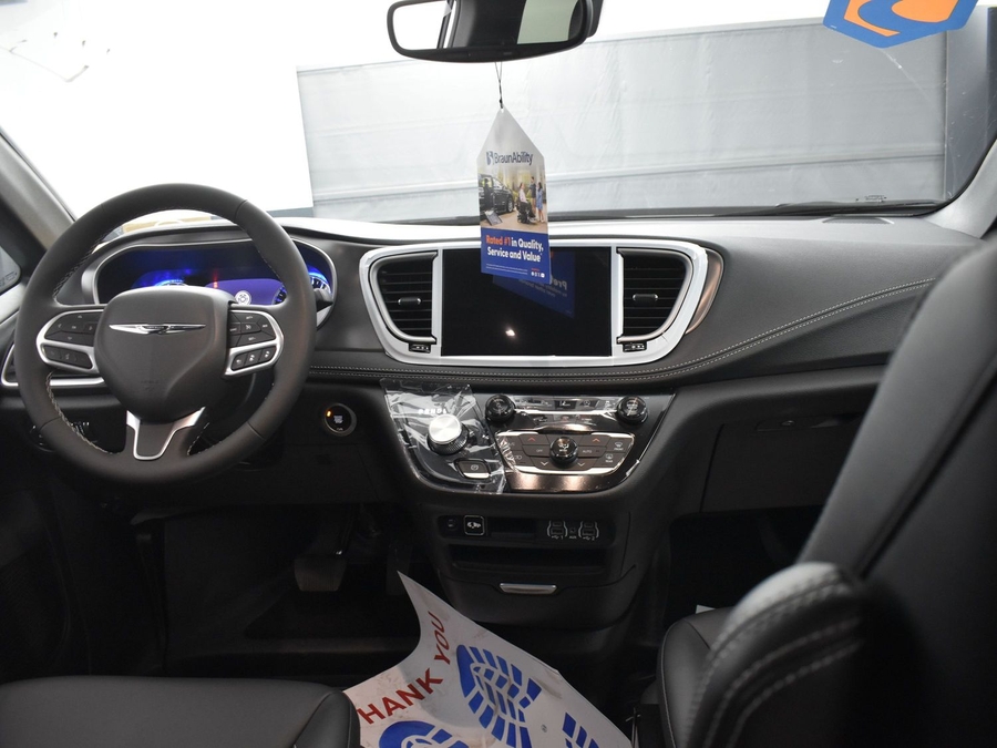 New 2025 Chrysler Pacifica Select Safety - BraunAbility Side Entry Entry In Floor Automatic Ramp