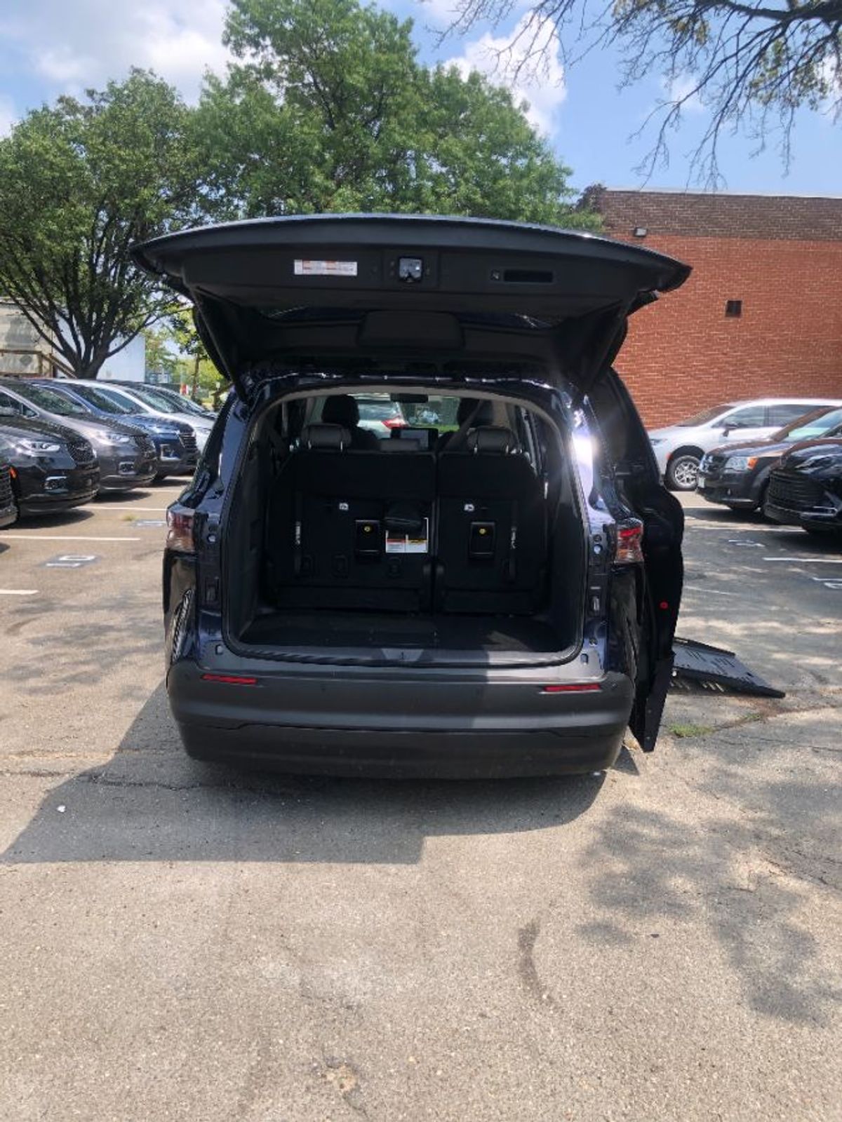 Blue Toyota Sienna image number 12