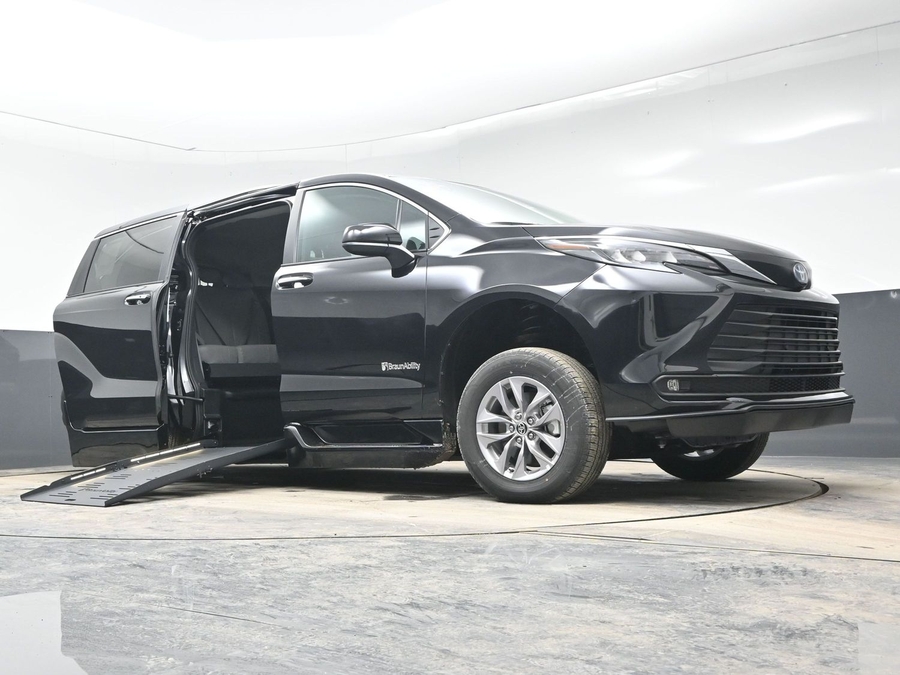 Black Toyota Sienna image number 18