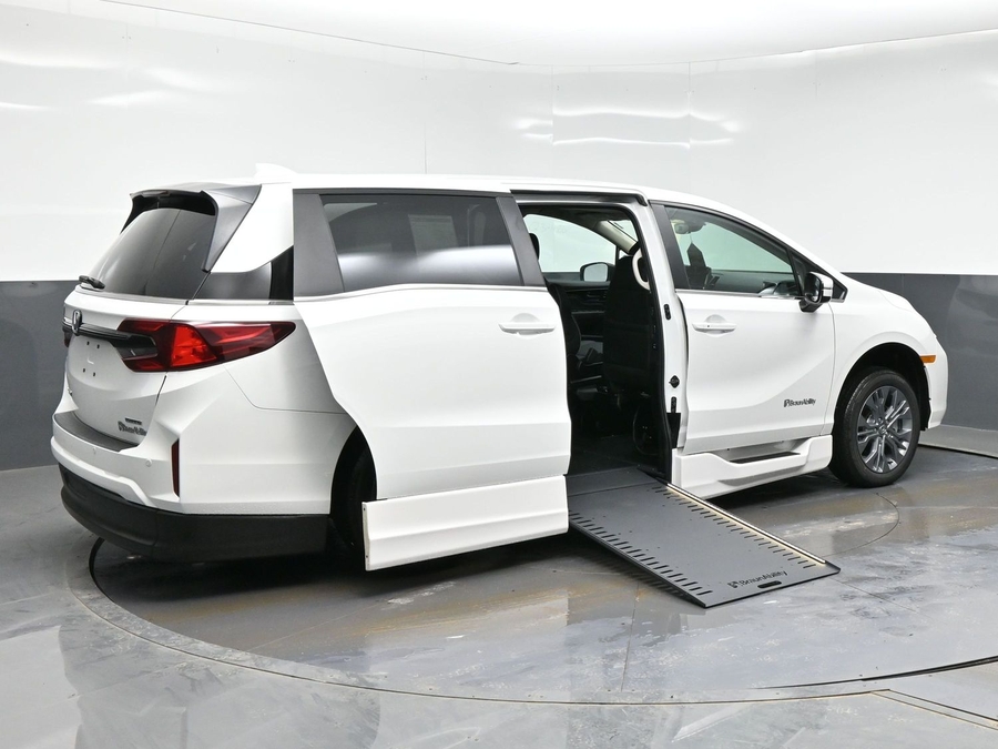White Honda Odyssey image number 6