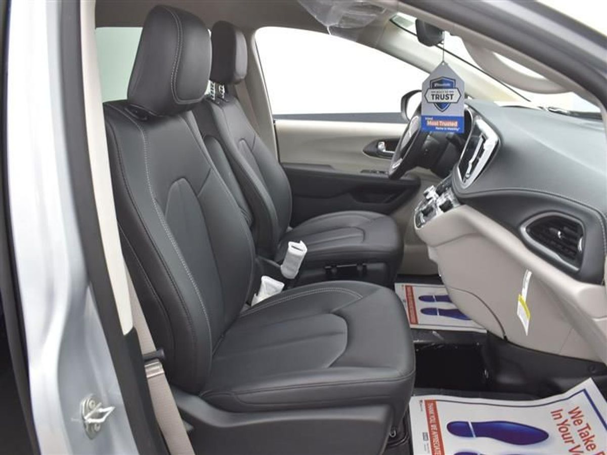 Silver Chrysler Pacifica image number 8