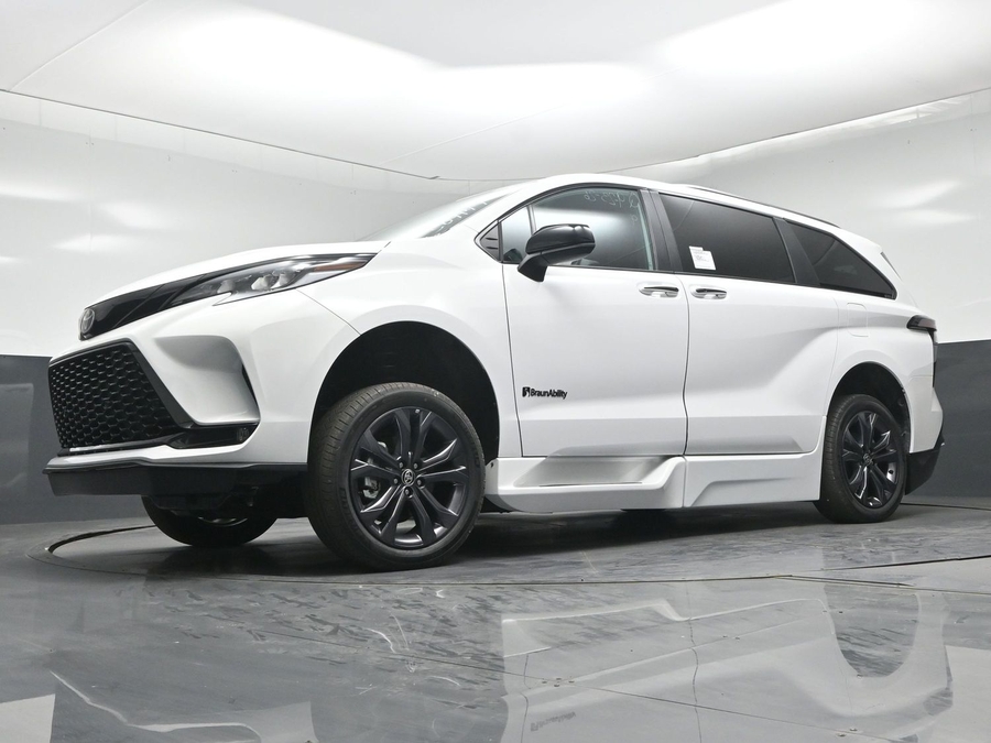 New 2026 Toyota Sienna Hybrid XSE Sport - BraunAbility Side Entry Fold Out Automatic Ramp