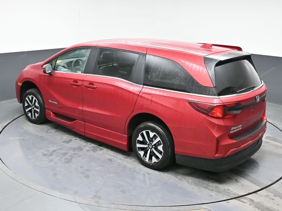 Red Honda Odyssey image number 21