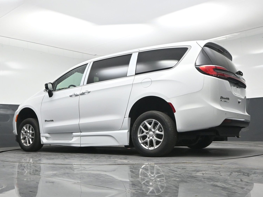 New 2026 Chrysler Pacifica Select Safety - BraunAbility Side Entry Fold Out Automatic Ramp